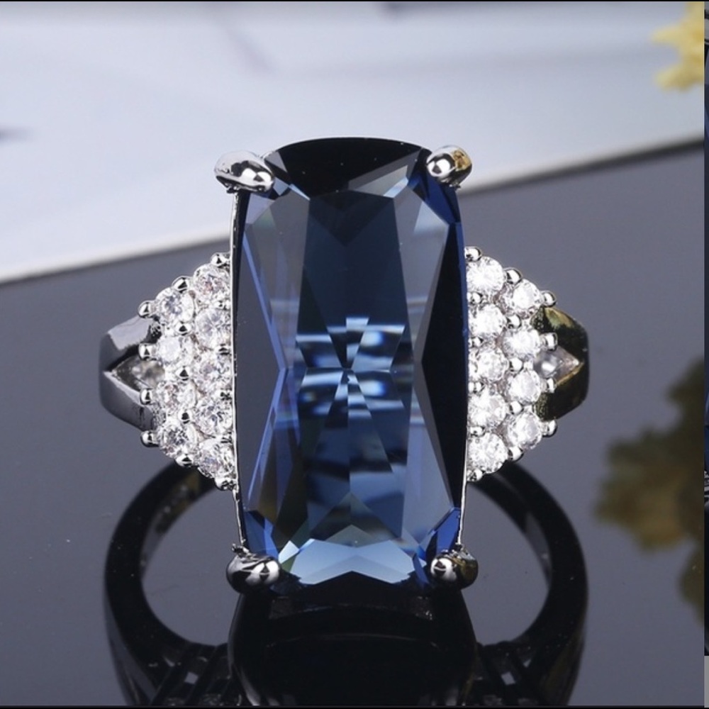 .925 Sterling Silver 10 Carat London Blue Topaz
